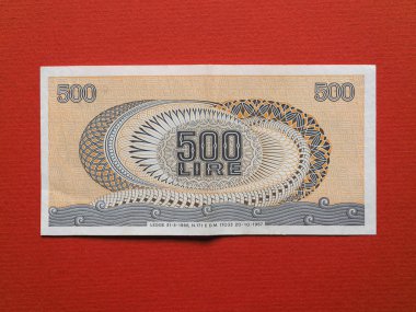 Vintage çekilen İtalyan 500 liret banknot kırmızı bir arka plan üzerinde