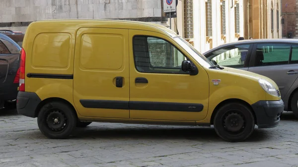 Siena Italy Circa April 2016 Yellow Renault Dci Van Parked — Stock Photo, Image