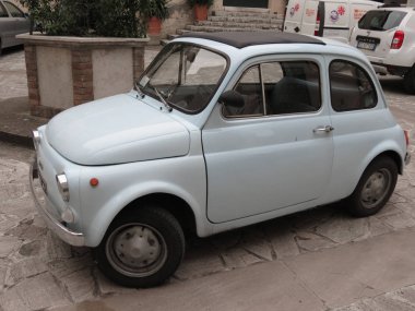 Macerata, İtalya - Mayıs 2014 yaklaşık: şehir merkezine bir squaret içinde park soluk mavi Fiat 500 araba