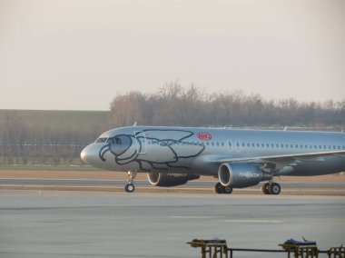 Schwechat, Vienna, Avusturya - Mart 2013 yaklaşık: Uçak yolcu yatılı havaalanında Niki Havayolları (Airberlin ortağı)