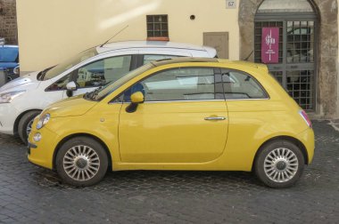 Rome, İtalya - Ekim 2015 yaklaşık: şehir merkezinin bir sokakta park edilmiş sarı Fiat 500 araba (yeni sürüm)