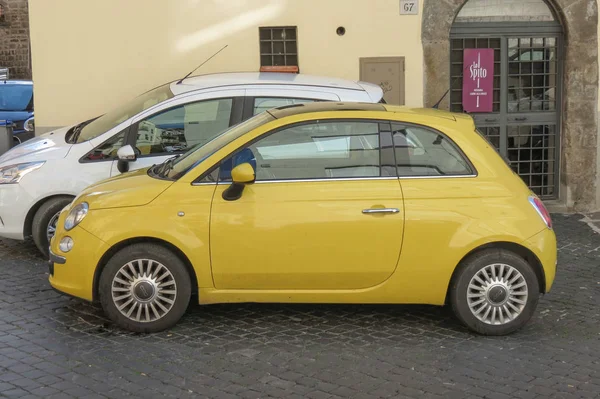Rome, İtalya - Ekim 2015 yaklaşık: şehir merkezinin bir sokakta park edilmiş sarı Fiat 500 araba (yeni sürüm)