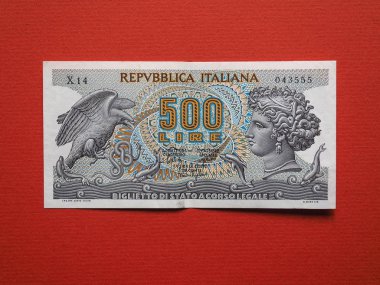 Vintage çekilen İtalyan 500 liret banknot kırmızı bir arka plan üzerinde