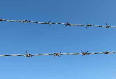 Güvenlik hattı bir dikenli tel çit ile