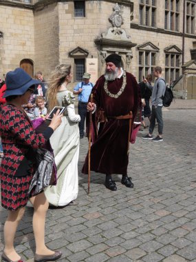 Helsingor, Danimarka - yaklaşık Ağustos 2017: Ophelia ve Polonius turist Helsingor Kalesi (Hamlet'in Elsinore)