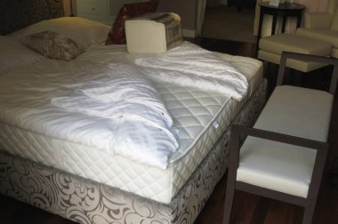 Graz, Avusturya - Temmuz 2015 yaklaşık: yatak ve yatak ve sandalye bir yatak odasında