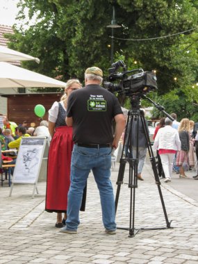 Poysdorf, Avusturya - Haziran 2018 yaklaşık: tv röportajı kayısı kırpma Festivali