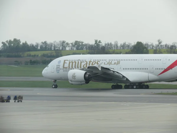 오스트리아 비엔나 2017 여객기 비엔나 공항에서 택시로 에미레이트 항공의에 A380 — 스톡 사진