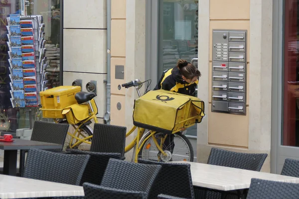 Dresden Duitsland Circa Maart 2016 Postwoman Leveren Van Mail Het — Stockfoto