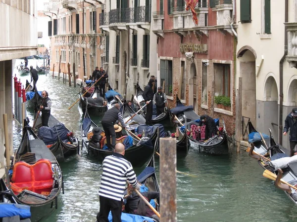 Venedig Italien Circa Mars 2018 Gondola Traditionella Platta Bottnat Roddbåt — Stockfoto