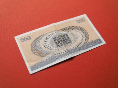 Vintage çekilen İtalyan 500 liret banknot kırmızı bir arka plan üzerinde
