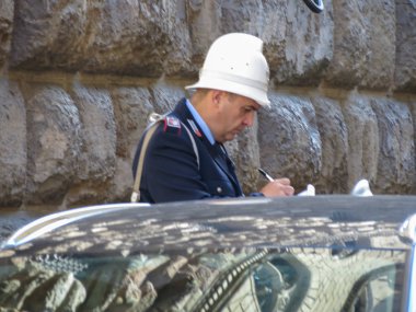 Florence, İtalya - Ekim 2018 yaklaşık: Kentsel veya şehir polis (vigili urbani) Polis bir park veren güzel