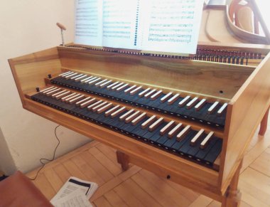 Budapeşte, Macaristan - Mart 2018 yaklaşık: klavsen aka cembalo klavye müzik enstrümanı - modern yineleme