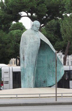 Rome, İtalya - Ekim 2018 yaklaşık: geç Papa John Paul II (Karol Woytila) bronz heykel Termini İstasyonu