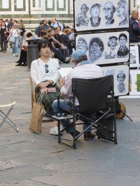 Florence, İtalya - Ekim 2018 yaklaşık: sokak karikatürist önünde poz Asya turizm
