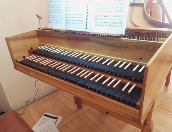 Budapeşte, Macaristan - Mart 2018 yaklaşık: klavsen aka cembalo klavye müzik enstrümanı - modern yineleme
