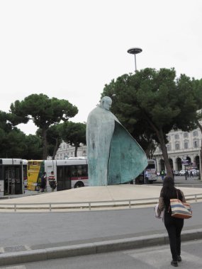 Rome, İtalya - Ekim 2018 yaklaşık: geç Papa John Paul II (Karol Woytila) bronz heykel Termini İstasyonu