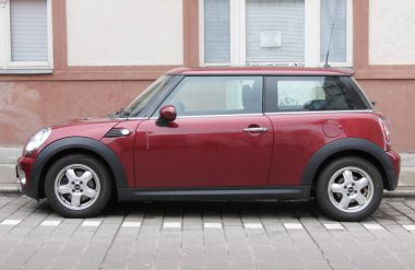 Koyu kırmızı veya kahverengi Mini Cooper araba