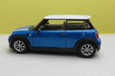hafif mavi Mini Cooper araba (2013 sürümü)