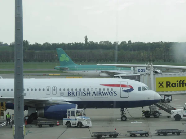 Aer Lingus Airbus A320 during taxi and British Airways Airbus A3 — Stock Photo, Image