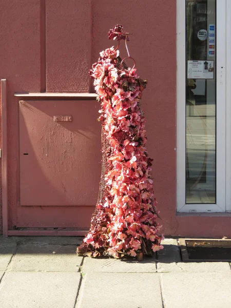 Цветочные украшения на улице в Каунасе — стоковое фото