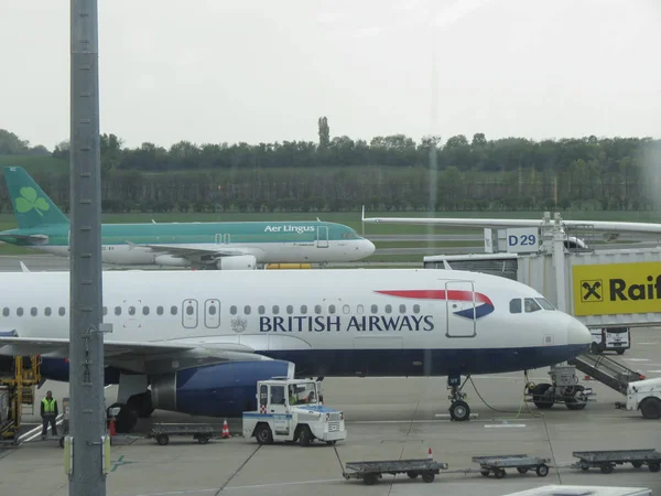 Aer Lingus Airbus A320 during taxi and British Airways Airbus A3 — Stock Photo, Image