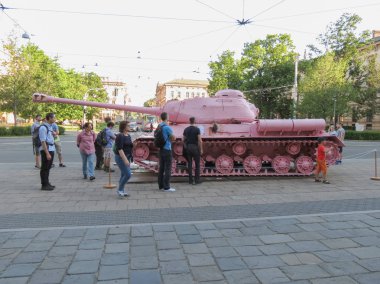Brno içinde pembe tank