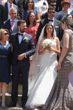 Gelin, damat ve düğün Konuklar Se Velha Kilisesi önünde 