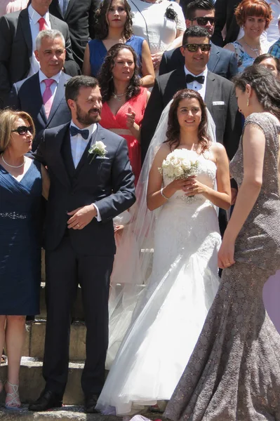 Bruden, brudgummen och bröllopsgäster framför kyrkan Se Velha — Stockfoto