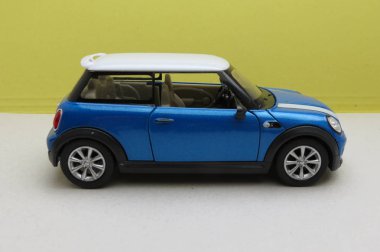 hafif mavi Mini Cooper araba (2013 sürümü)