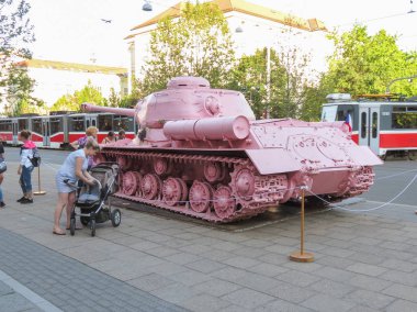 Brno içinde pembe tank
