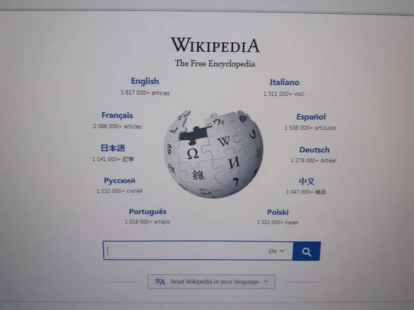 Wikipedia öppen encyklopedi hemsida — Stockfoto