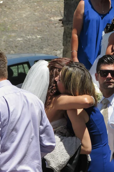 Невеста, жених и свадебные гости перед церковью Se Velha — стоковое фото