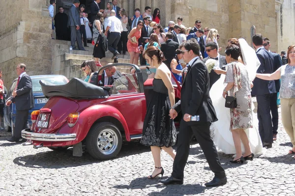 Gelin, damat ve düğün Konuklar Se Velha Kilisesi önünde 