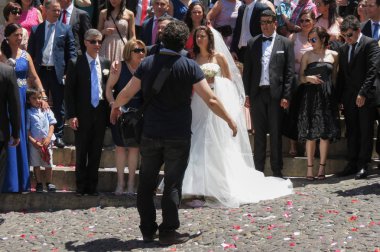 Gelin, damat ve düğün Konuklar Se Velha Kilisesi önünde 