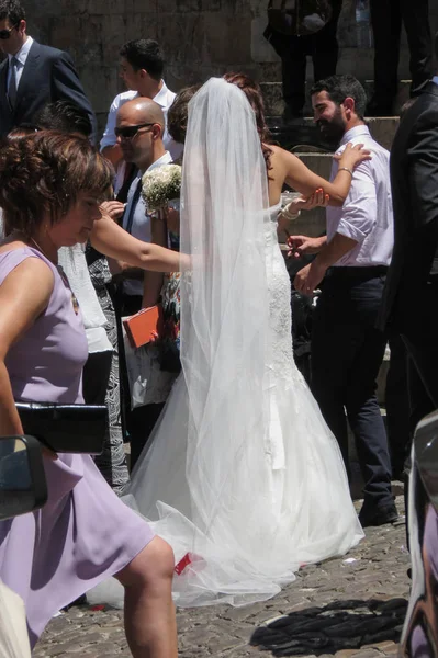 Novia, novio e invitados de boda frente a la iglesia Se Velha — Foto de Stock