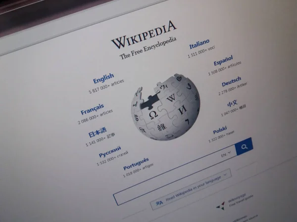 Wikipedia öppen encyklopedi hemsida — Stockfoto