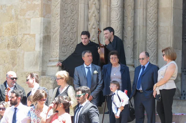 Novia, novio e invitados de boda frente a la iglesia Se Velha — Foto de Stock