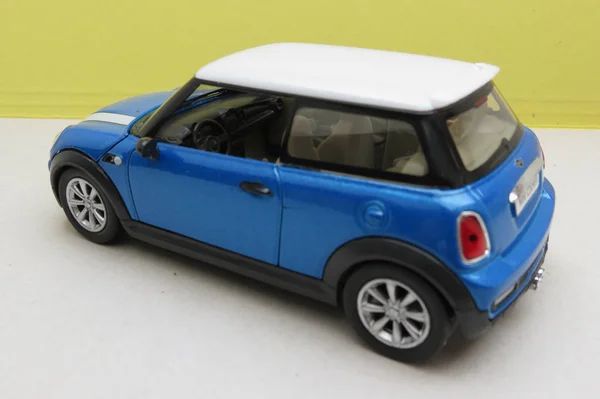 Hellblauer Mini-Cooper (Version 2013)) — Stockfoto