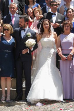 Gelin, damat ve düğün Konuklar Se Velha Kilisesi önünde