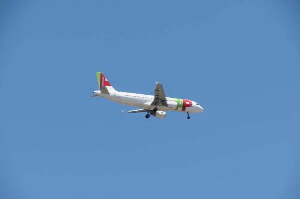 Tryck Air Portugal Airbus A320 flyger i Lissabon — Stockfoto