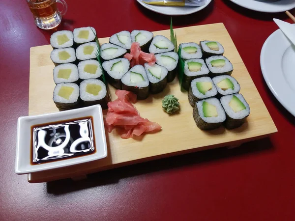 Un ensemble de 24 morceaux de maki sushi végétalien à Tokyo — Photo