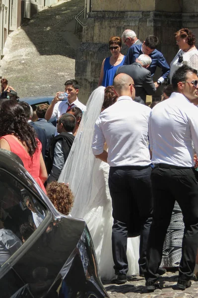 Novia, novio e invitados de boda frente a la iglesia Se Velha — Foto de Stock