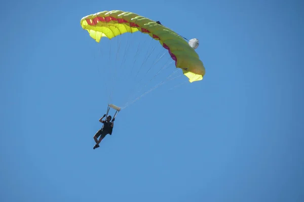 Parachutespringen in de buurt van het stadscentrum in Coimbra — Stockfoto