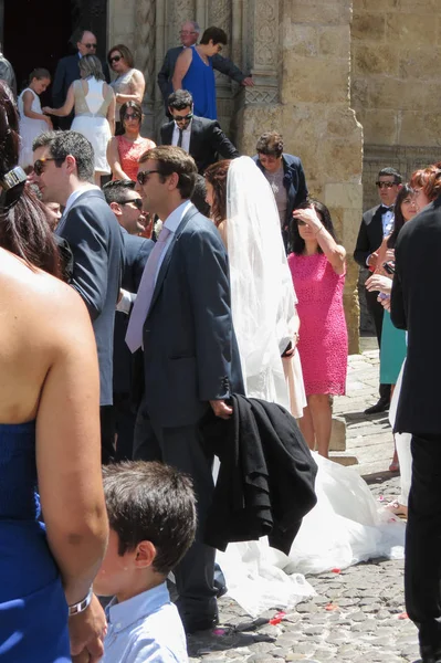 Noiva, noivo e convidados de casamento em frente à igreja Se Velha — Fotografia de Stock