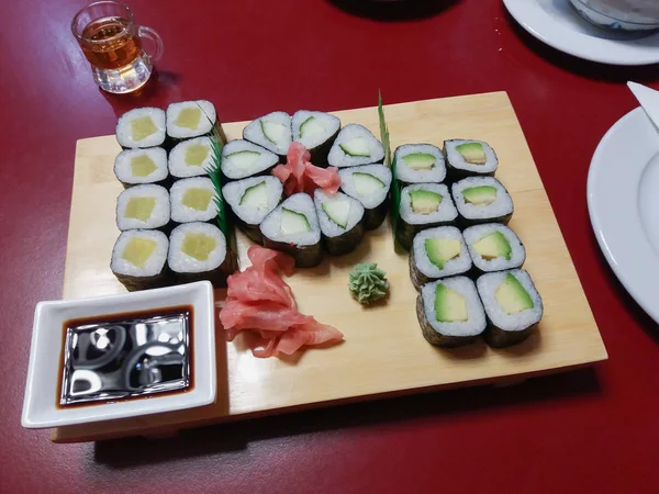 Un conjunto de 24 piezas vegano maki sushi — Foto de Stock