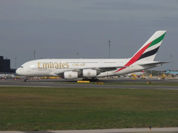 Airbus A380 az Emirates légitársaság, a Bécs-Schwechat — Stock Fotó