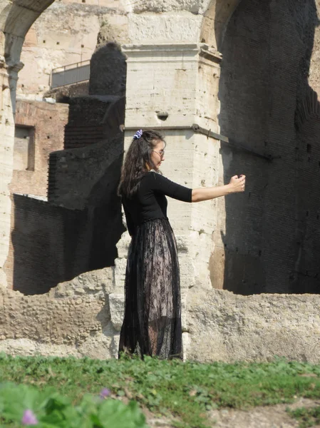 Turista asiático tomando un selifie por el Coliseo (Colosseo ) — Foto de Stock