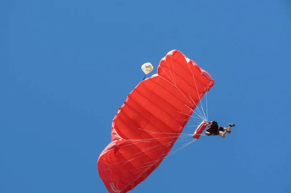 Parachuting near the city centre in Coimbra — Stock Photo, Image