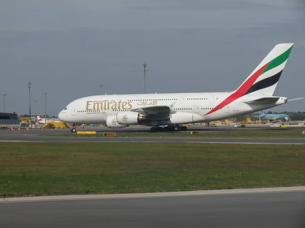 Airbus A380 az Emirates légitársaság, a Bécs-Schwechat — Stock Fotó